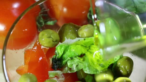 Olivový olej teče v salátu. Makro — Stock video