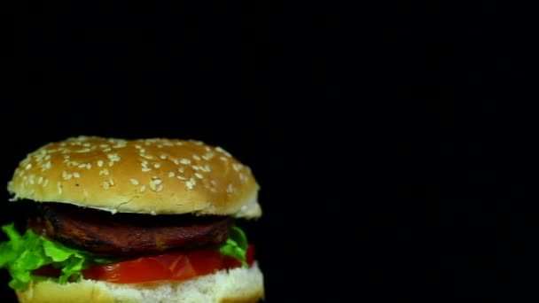 Sabrosa hamburguesa girar en la esquina izquierda — Vídeo de stock