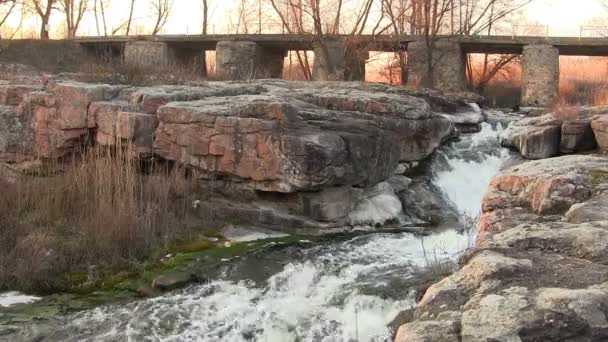 Fluxo com pedras e ponte. Paisagem — Vídeo de Stock