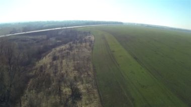 Yeşil alan, mavi gökyüzü ve otomobil olan yol. Hava manzara