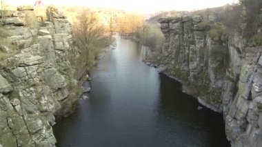 Kayalar ve nehir. Manzara. Havadan görünümü