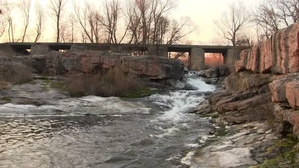 Arroyo, río con puente de piedra. Paisaje — Vídeo de stock