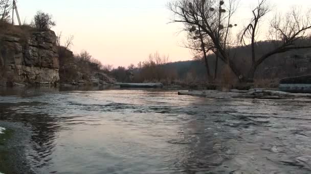 Bach, Fluss mit Steinen. Landschaft — Stockvideo