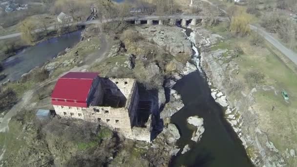 Bed van de rivier en de oude huis in dorp. Luchtfoto — Stockvideo