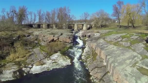Flod i små canyon och bridge. Flygfoto — Stockvideo