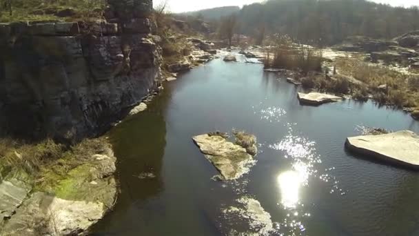 Langsamer Flug über den Fluss an sonnigen Tagen. Luftbild — Stockvideo