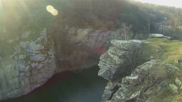 Hermoso río en el cañón. Vista lenta aérea — Vídeo de stock