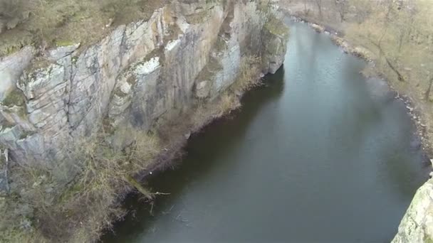 Río en el cañón. Vista superior aérea — Vídeo de stock