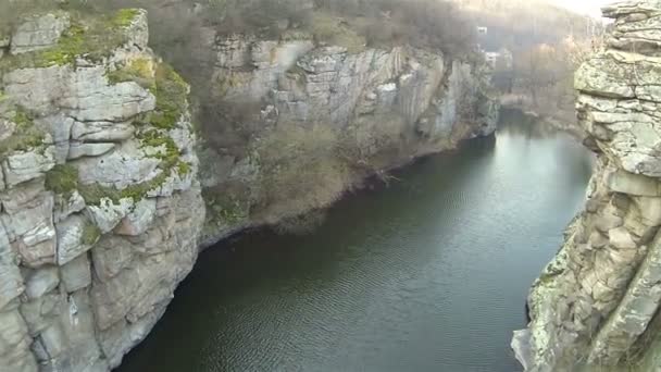 Landschap met rivier en rotsen. Luchtfoto — Stockvideo