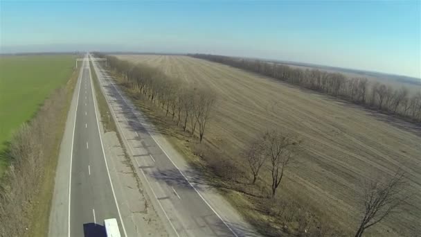 Autopista con coches. Paisaje rural aéreo — Vídeos de Stock