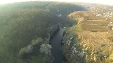 Güzel Kanyon ve nehir üzerinde azaltın. Hava