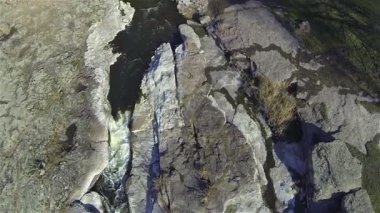 Akış panorama kayalarda. Hava