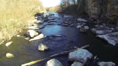 Düşük uçuş dağ Nehri üzerinde. Hava