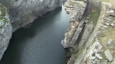 Uçan üzerinde nehir ve kayalar. Hava panorama