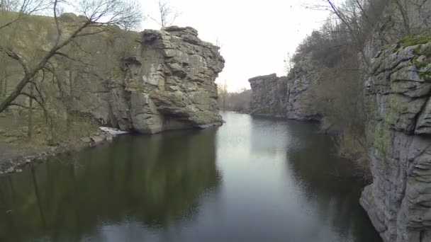 Hermoso río en el cañón. Antena — Vídeo de stock