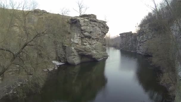 Over canyon en rivier. Luchtfoto — Stockvideo