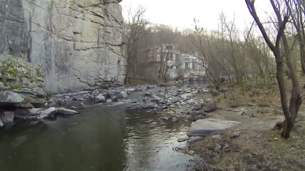 Річка зі старою будівлею. Повітряні — стокове відео