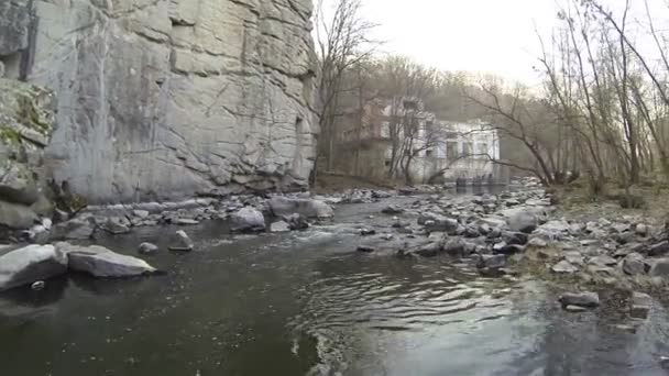 Πάνω από το μικρό ποτάμι με το κτίριο. Εναέρια — Αρχείο Βίντεο