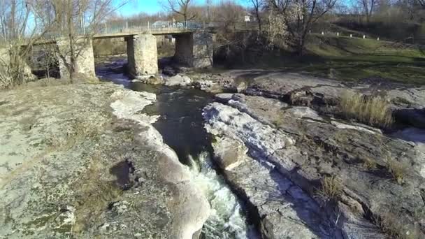 Akış ve kırsal alanlarda köprü. Hava — Stok video
