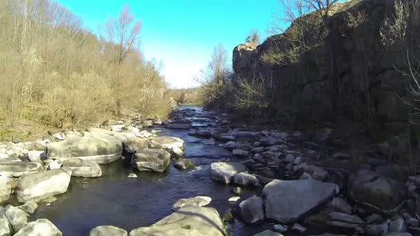 Hegyi folyó tavasszal. Légi lassú mozgás — Stock videók