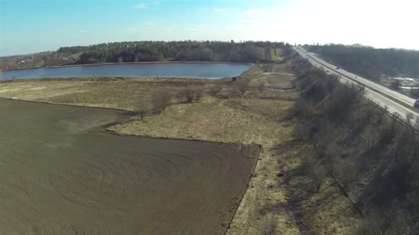 Piękny krajobraz z jeziorem i drogi. Antenowe — Wideo stockowe