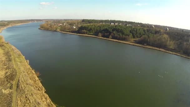Bellissimo lago e campi nelle zone rurali. Aerea — Video Stock