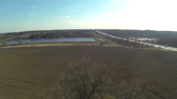 湖と道路と美しい風景。空中 — ストック動画