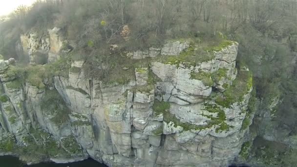 Над річкою та скелями. повітряна панорама — стокове відео