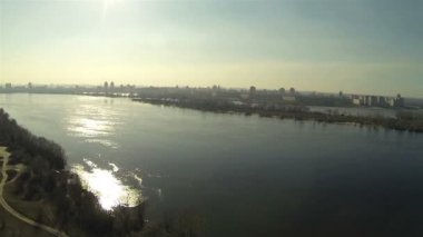 Banliyö manzara nehir ve güneş ışığı, Ukrayna ile. Hava
