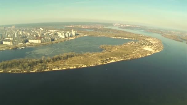 Dnepr rivier en stad Kiev panorama, Oekraïne. Luchtfoto — Stockvideo