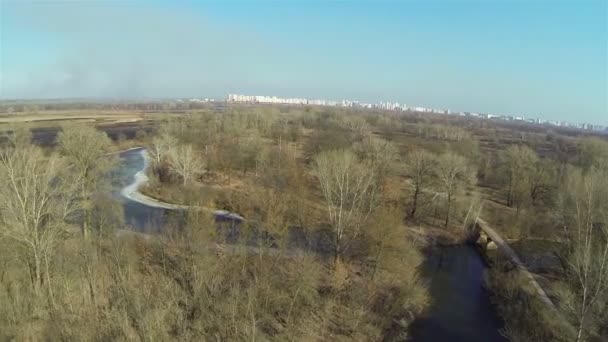 Lente vlucht over de rivier. Voorstad van Kiev, Oekraïne. Luchtfoto — Stockvideo