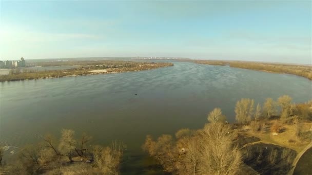 Tavaszi repülés folyón. Kiev, Ukrajna külvárosában. Légi — Stock videók