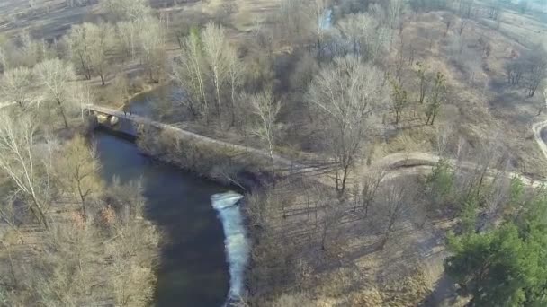 Landschaft mit Feld, Brücke und Fluss. Luftbild — Stockvideo