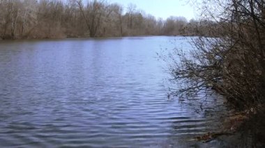 Gölde küçük dalgalar ile su