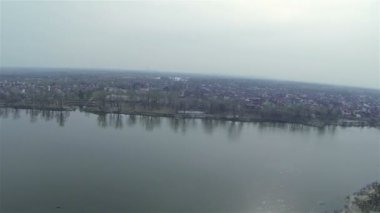 Nehir panorama köyü diğer kenarı ile. Hava
