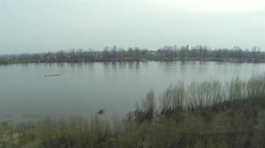 Nehir ve bir alan üzerinde kat yukarıda. Hava