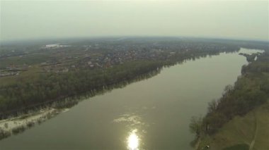 Uçuş güneş yansıması ile nehir üzerinde 43 saniye. Hava