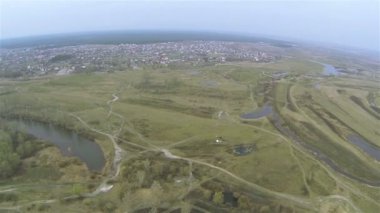 Nehir ve alan güzel Panoraması. Hava 50 saniye sinek