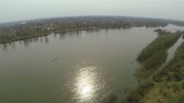 Nehir ve göl güneş ile güzel Panoraması. Hava