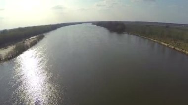 Sessiz uçuş Nehri üzerinde. Hava