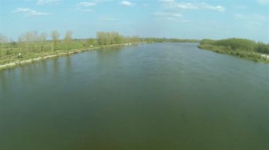 Öğleden sonra nehir üzerinde güzel uçuş. Hava
