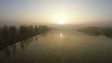 gündoğumu sis ile mistik nehirde. Hava