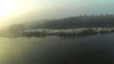 Up ve uçuş sis ile sabah Nehri üzerinde. Hava