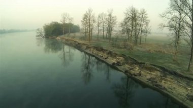 sabah sis ile güzel nehir kıyısında. Hava