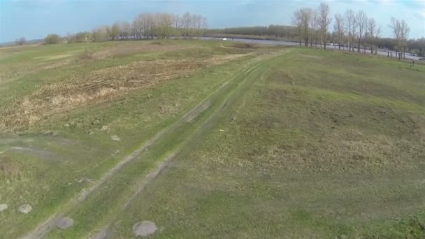 国の未舗装の道路と川。空中 — ストック動画