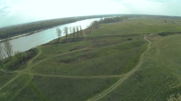 Campo con piccolo fiume e cielo Paesaggio. Aerea — Video Stock