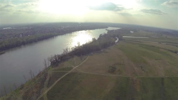 Fält med liten flod och sky landskap. Aerial panorama — Stockvideo