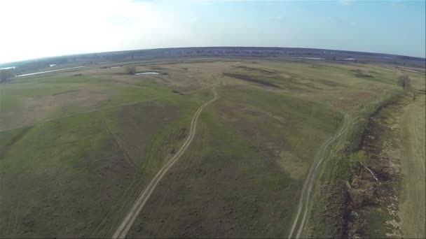 Belo voo sobre o campo à tarde. Aviação — Vídeo de Stock