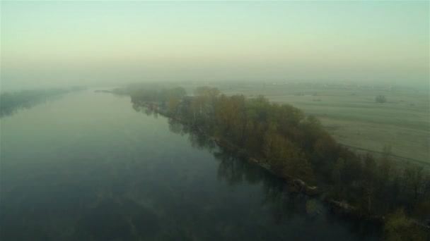 Mystiska floden vid soluppgången med dimma. Antenn — Stockvideo