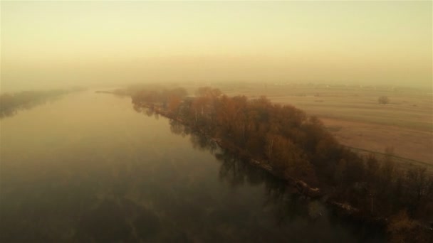 Mystischer Fluss bei Sonnenaufgang mit Nebel in orangen Tönen. Antenne — Stockvideo